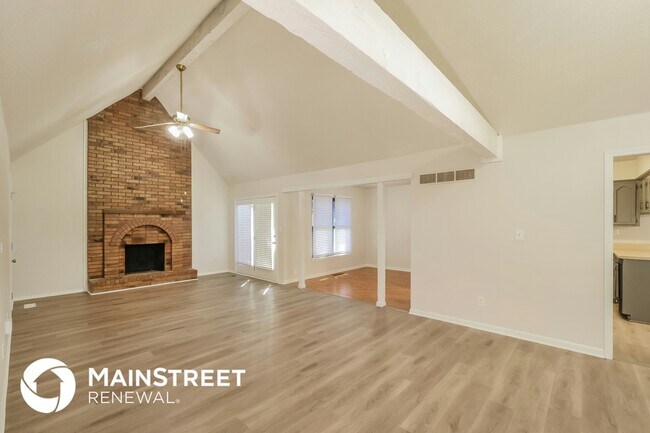 Foto del edificio - 1815 N Lazy Branch Rd