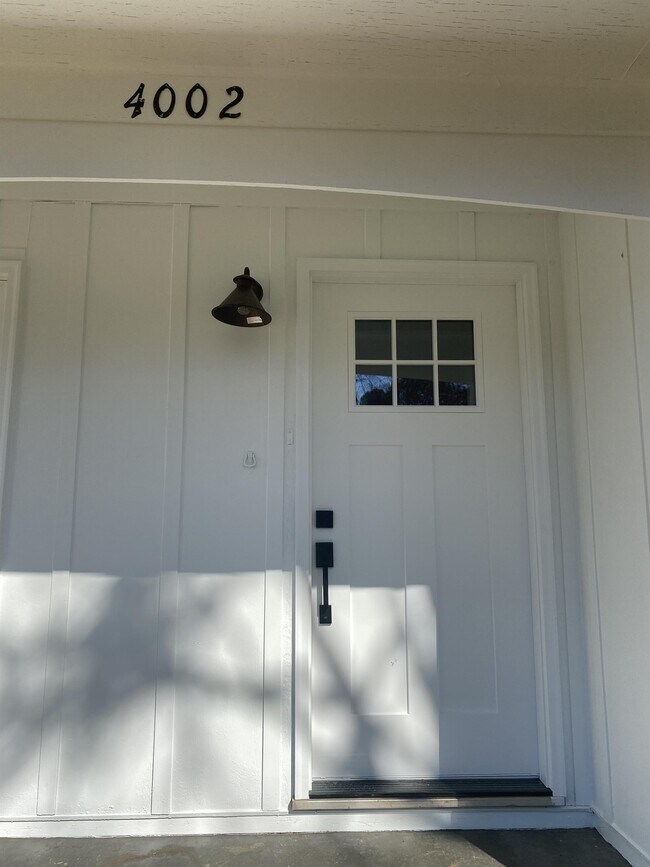 Foto del edificio - 4002 Gunnison Ln NW