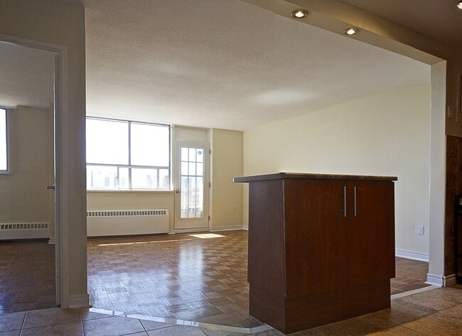 Building Photo - 230 Oak St