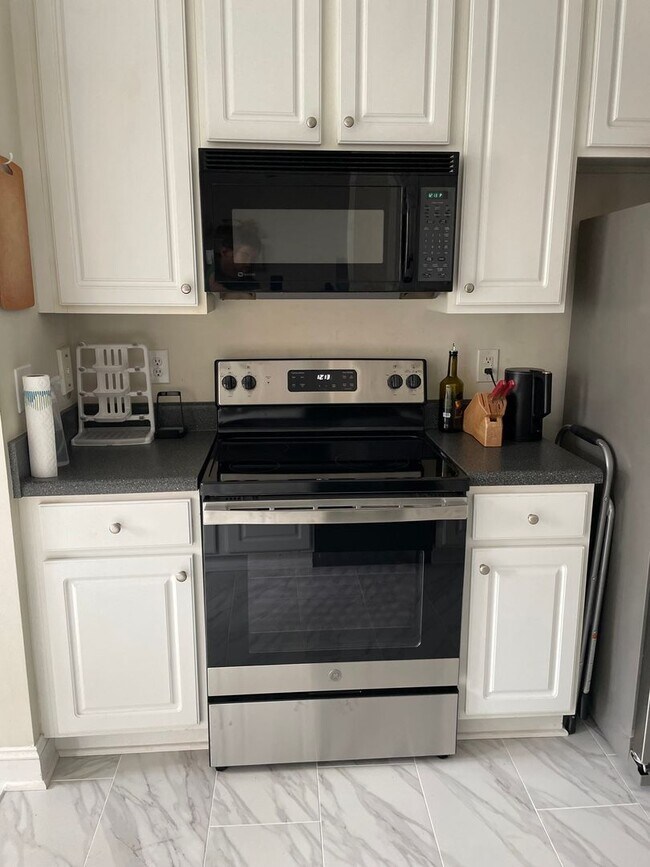 Foto del edificio - Ground Level 2-bed, 2-bath Condo in Provid...