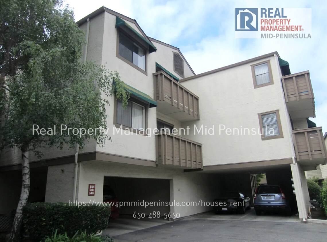 Foto principal - Just Renovated! Spacious 2 Bed, 2 Bath Top...