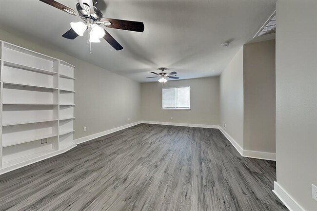 Building Photo - 423 Laurel Pine Dr