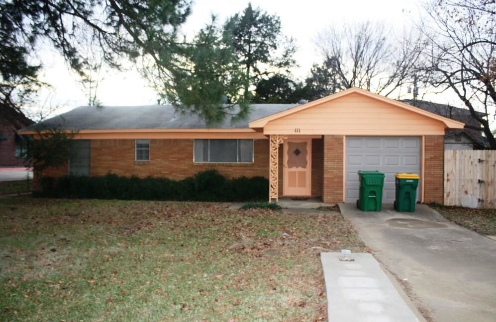 Primary Photo - 111 S Lake Dallas Dr