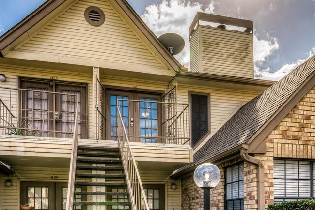 Building Photo - 2425 Holly Hall St