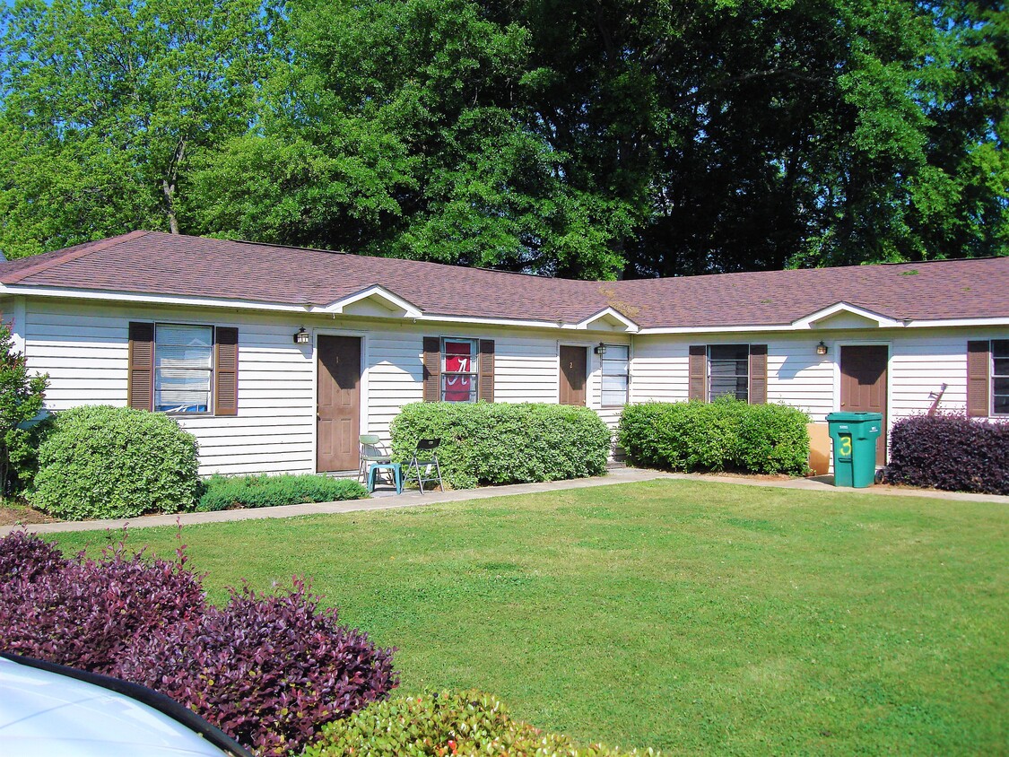 Primary Photo - College Corner Apartments