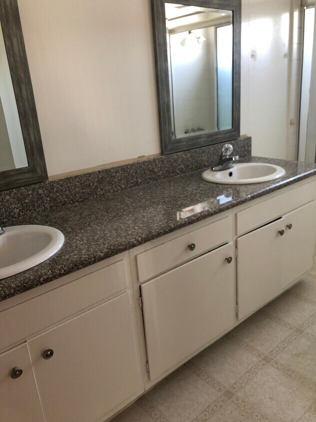 Building Photo - 812 E La Palma Dr