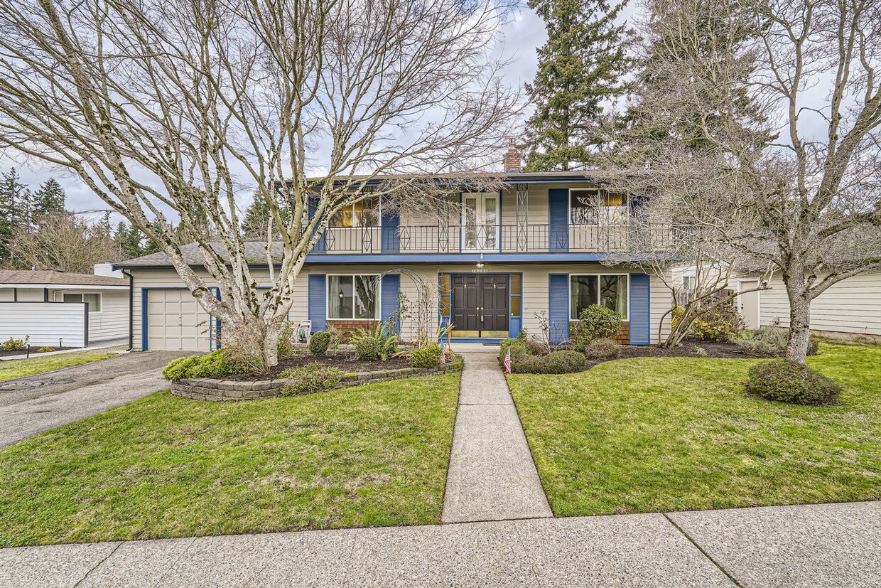 Foto principal - Gorgeous 2-Story Bellevue Home w/ Attached...