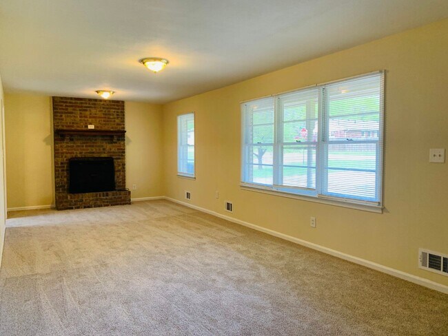 Foto del edificio - Wow, great location, newly renovated, 4 beds/2 bath, private fenced yard, sun room/office, must see!
