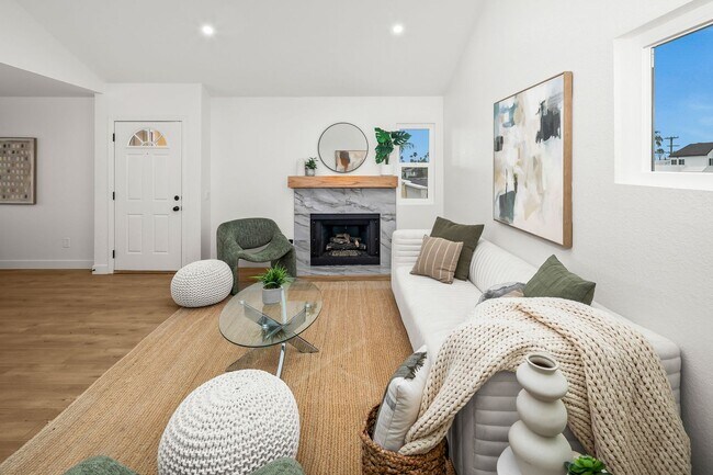 Foto del edificio - Top-Floor Coastal Retreat — Fully Remodeled, Steps from the Sand