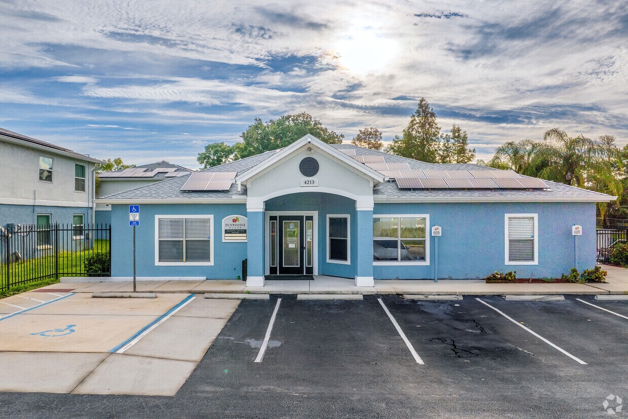 Foto principal - Dunwoodie Place Apartments