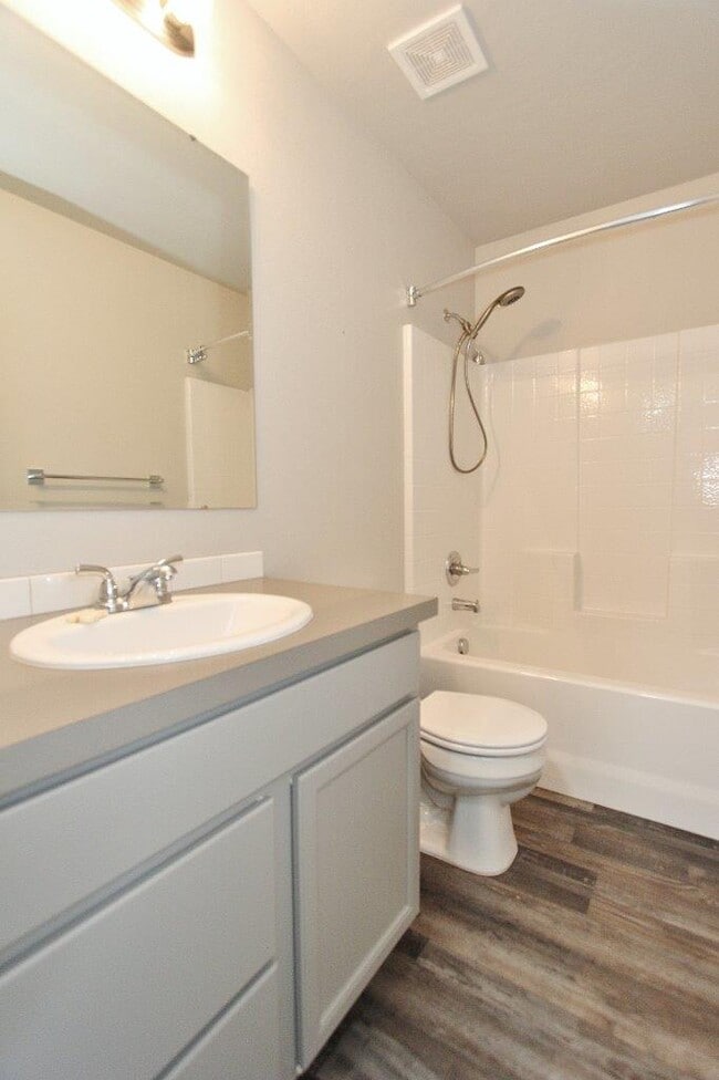 Foto del edificio - 16901 Carmichael Ave