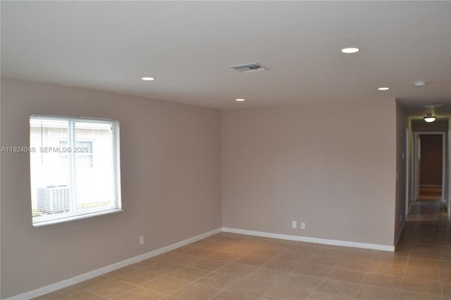 Foto del edificio - 833 SW 14th St