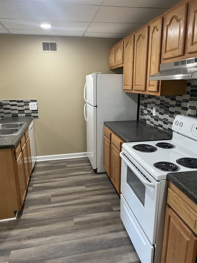 Building Photo - 2117 Bradley Ave