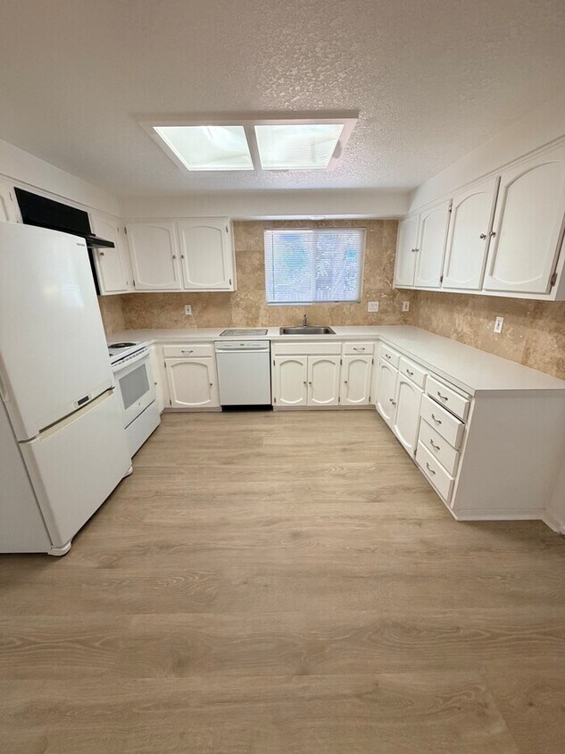 Spacious West Linn Ranch with Multiple Living Spaces, Large Fenced Backyard & Landscaping Included! - Spacious West Linn Ranch with Multiple Living Spaces, Large Fenced Backyard & Landscaping Included!