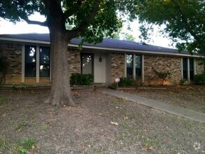 Building Photo - 512 Newcastle Dr