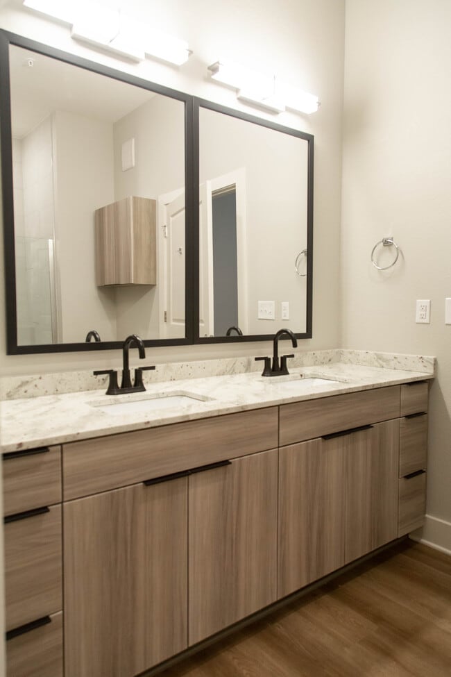 Building Photo - Crowne at 501