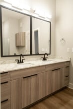 Building Photo - Crowne at 501