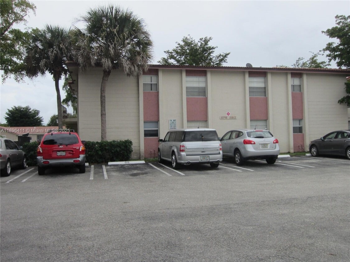 Foto principal - 10812 Royal Palm Blvd