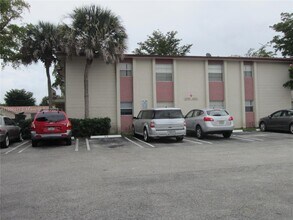 Building Photo - 10812 Royal Palm Blvd