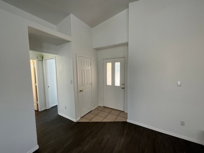 Building Photo - 3 Bedroom Single Story Home Available Near...
