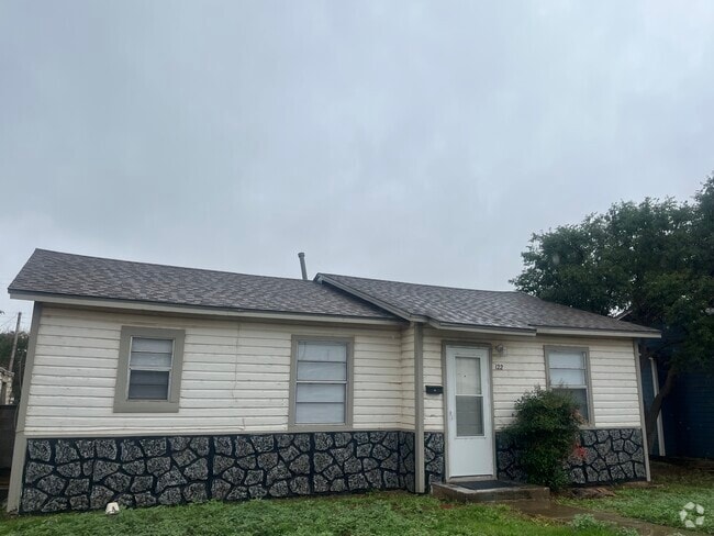 Building Photo - 122 Hickory St