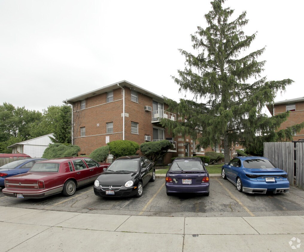 Primary Photo - 99-111 Darien Ave