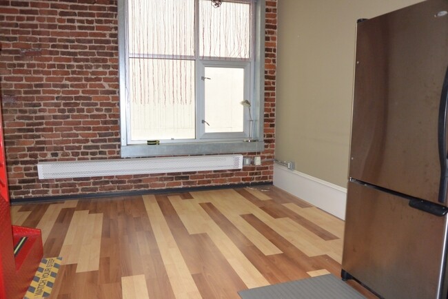 Building Photo - Charming and Spacious 1 Bedroom Loft