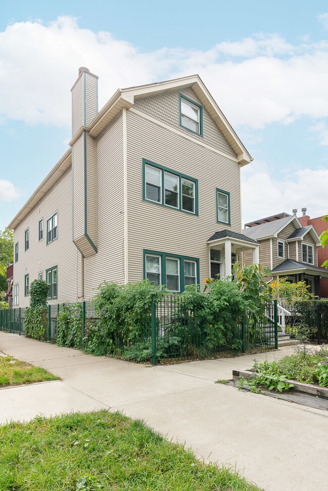 Building Photo - 1301 W Nelson St