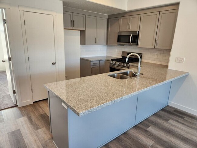 Building Photo - Like New Townhome in Silver Creek Village ...