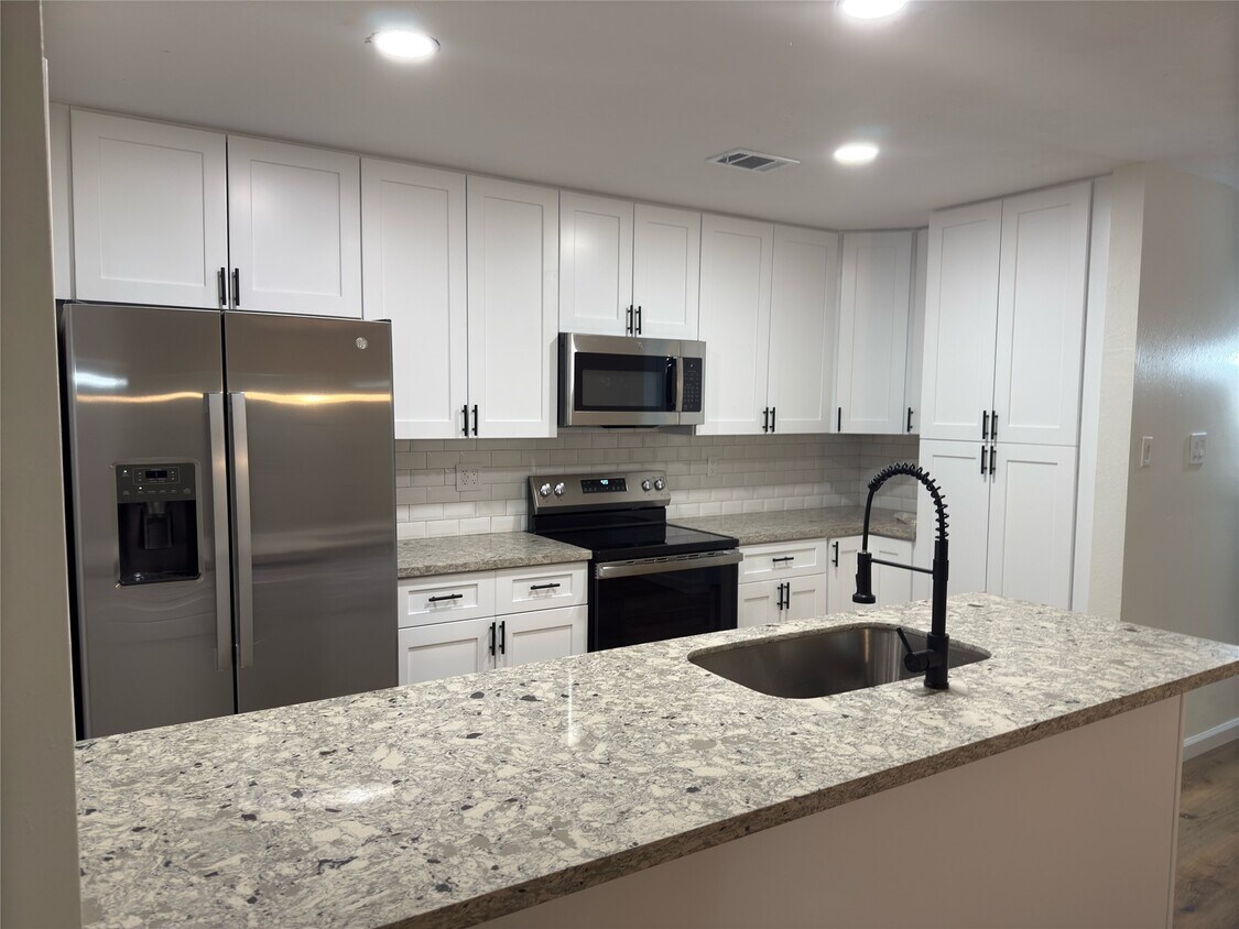 Foto del edificio - 6731 Blue Ridge Dr