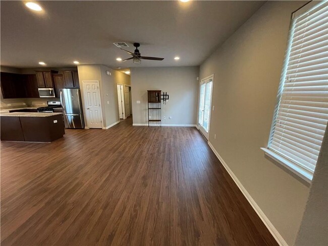 Foto del edificio - 303 Eagle Brook Ln