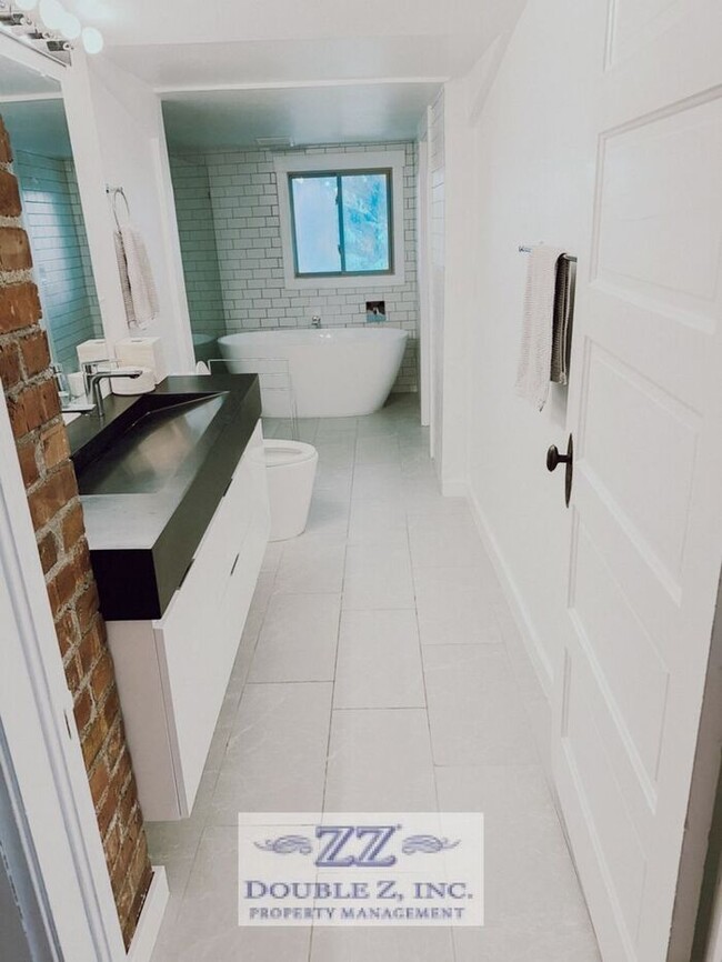 Building Photo - Highly Appealing Updated North End 4 Bedroom!
