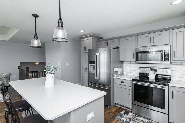 Building Photo - Gorgeous, spacious home on beautiful count...