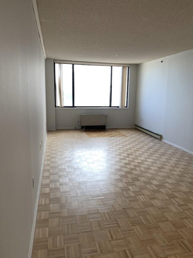 Building Photo - 45 River Dr S