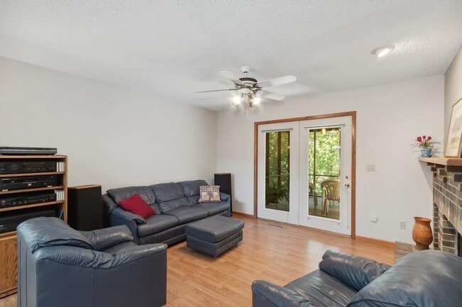 Building Photo - 2048 Plaen View Dr