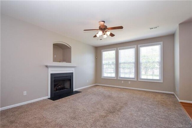 Foto del edificio - 4 BR/2.5BA  Community Pool | Fenced backyard!