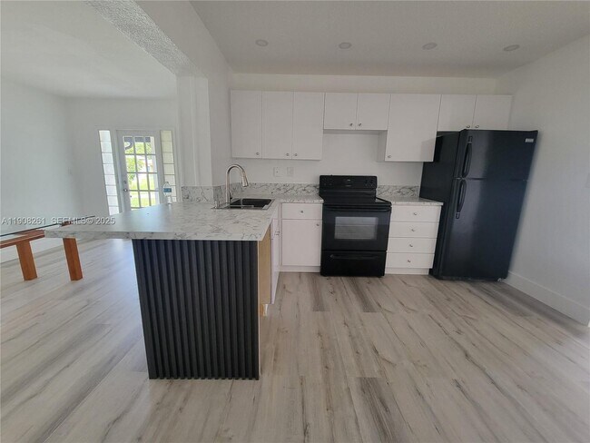 Foto del edificio - 7303 NW 57th Pl