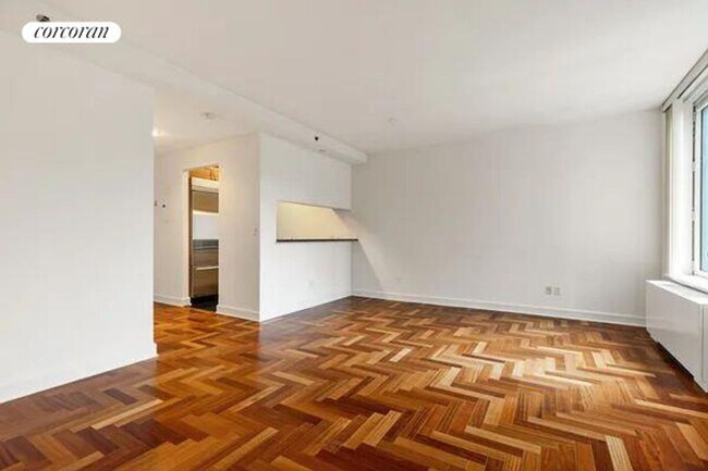 Foto del edificio - 220 Riverside Blvd
