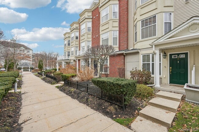 Building Photo - 10 Bridge Ln