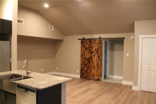 Foto del edificio - 211 N Bradley St