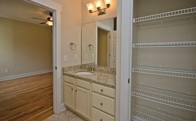 Foto del edificio - Townhouse walking distance to Black Mountain available now!