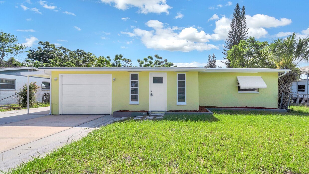 Primary Photo - Darling Updated 2BD/1BTH+Flex Space Home i...