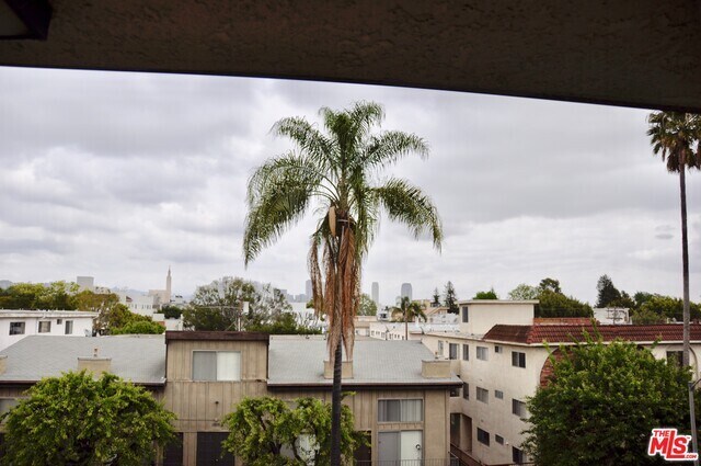 Foto del edificio - 1821 S Bentley Ave