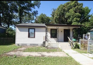 Building Photo - 2110 Brackland St