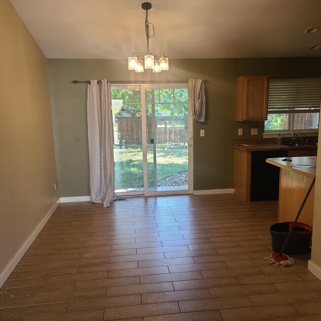 Building Photo - 2716 Daisy Dr