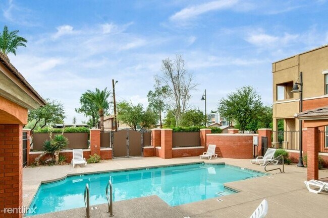 Building Photo - 2 br, 2.5 bath Townhome - 570 W 6th St