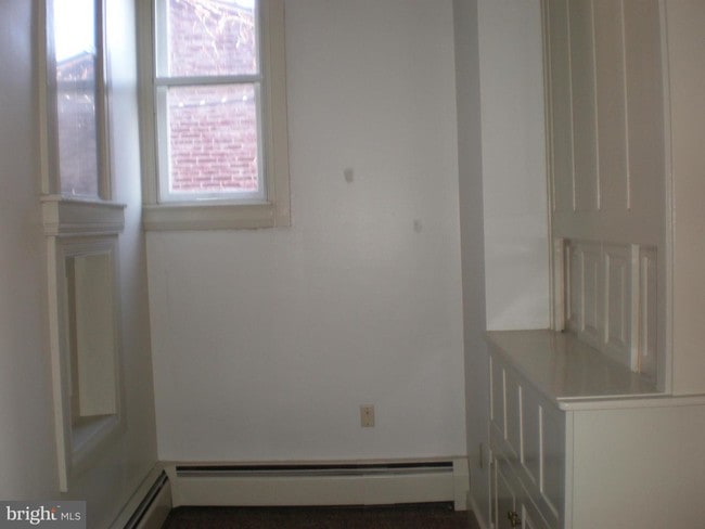 Building Photo - 208 E Market St