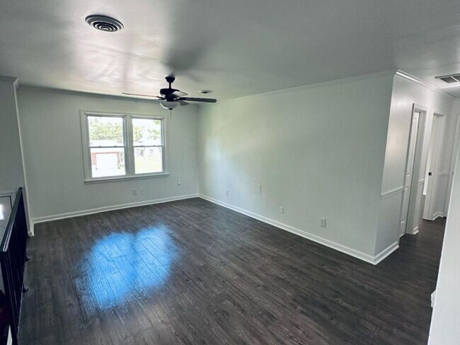 Foto del edificio - 317 Devonwood Ct