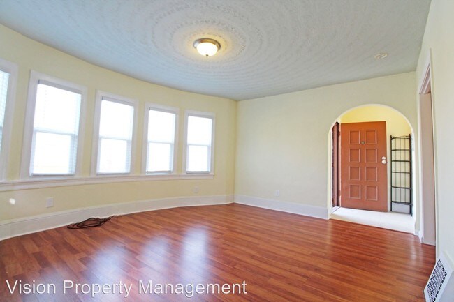 Building Photo - 2600 E 20th St