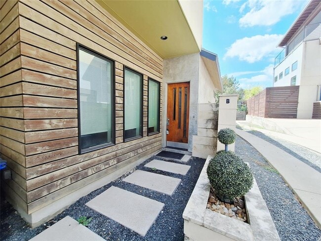 Foto del edificio - 607 Peacock Ln
